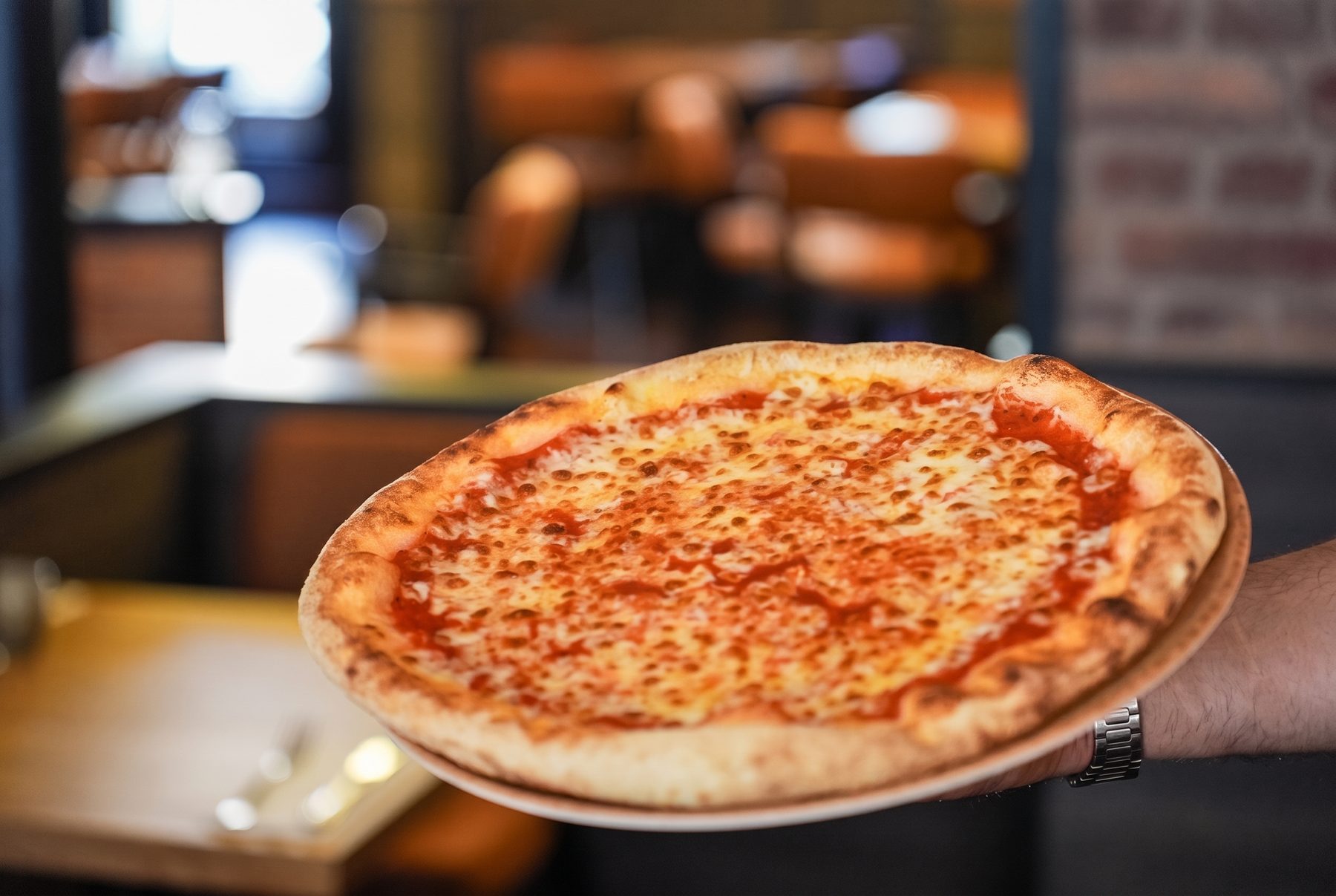 Frische Margherita aus dem Steinofen