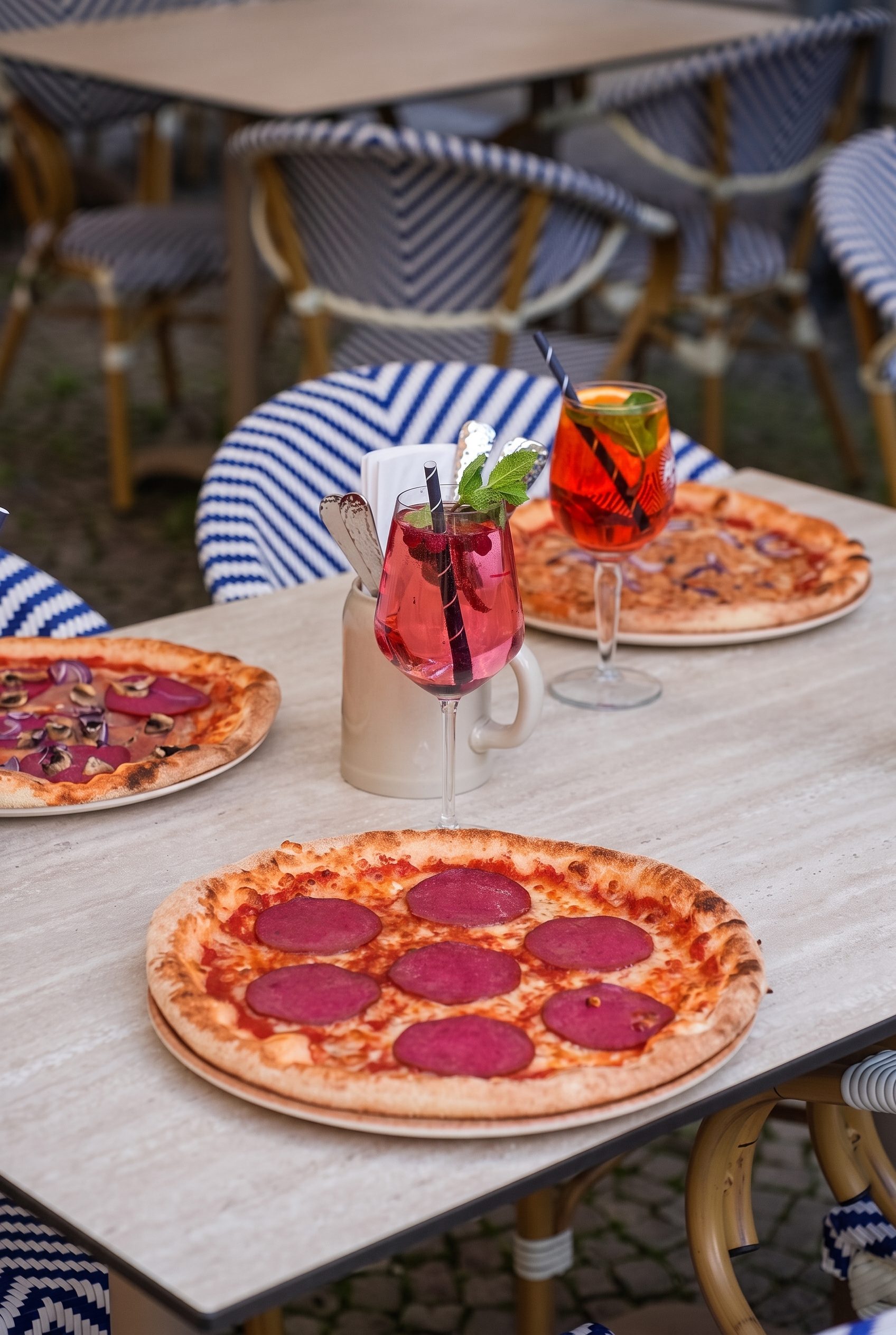 Terrasse mit Pizza